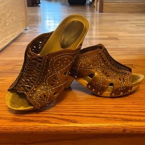 Earthies brown leather clogs. Orthotic footbed